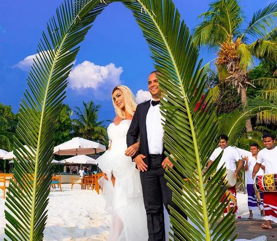 Fjolla Morina veshi fustanin e bardhë në Maldive - Gazeta Online INSAJDERI