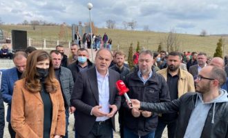 Hoxhaj përkujton masakrën e Izbicës, kërkon drejtësi për gjenocidin serb në Kosovë