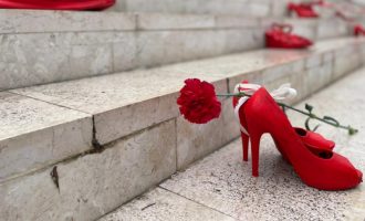 Pse shkallët e bulevardit të Durrësit u vërshuan nga këpucë të kuqe?