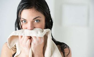 Pse nuk duhet të përdorni peshqir për të tharë fytyrën?