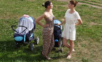 Tani në kohë me diell, mbulimi i karrocës së foshnjës suaj mund të jetë i rrezikshëm