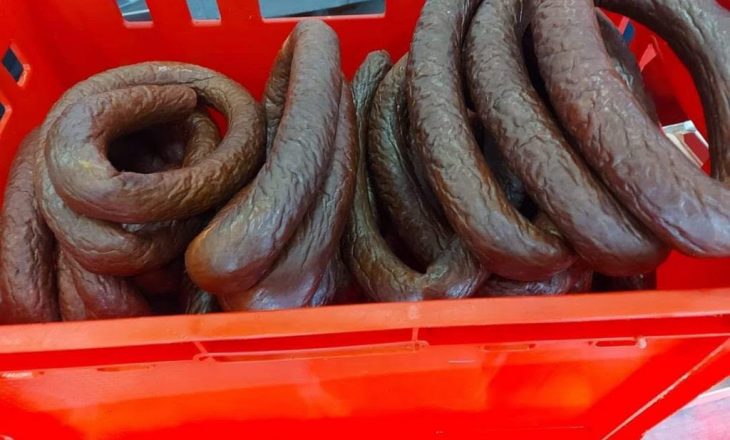 Konfiskohen 700 kg mish i prishur në Ferizaj