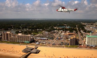 Dy të vdekur dhe tetë mbetën të plagosur nga të shtënat në brigjet e Virginia Beach në SHBA