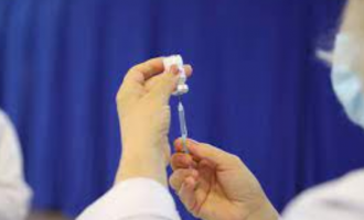 Vaksinohet stafi i Qendrës Emergjencës në Prishtinë kundër COVID-19