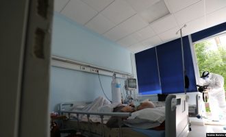 727 pacientë me COVID-19 po trajtohen në spitale