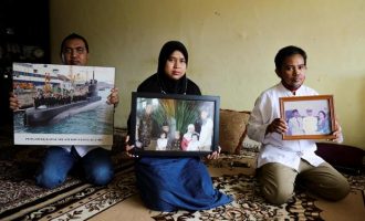 Videoja prekëse tregon ekuipazhin e nëndetëses së mbytur duke kënduar me kitarë