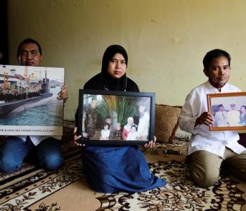 Videoja prekëse tregon ekuipazhin e nëndetëses së mbytur duke kënduar me kitarë