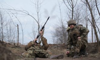 Rusia dhe Ukraina dëbojnë diplomatët e njëra-tjetrës mes tensioneve në rritje mes tyre