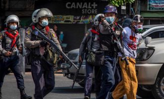 Shtatë policë humbën jetën nga sulmet e protestuesve kundër grushtit të shtetit në Mianmar