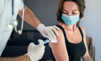 Mos u shqetësoni nga efektet anësore të vaksinës – në fakt janë shenjë e mirë