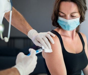 Mos u shqetësoni nga efektet anësore të vaksinës – në fakt janë shenjë e mirë