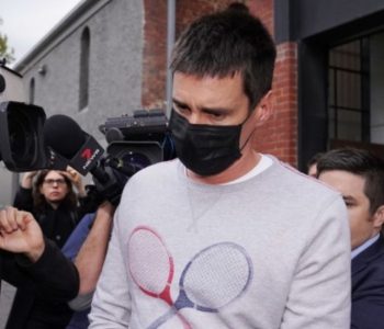 Dënohet australiani që filmonte dhe tallej me oficerët që po vdisnin nga një aksident i rëndë