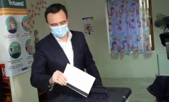 Albin Kurti voton në zgjedhjet parlamentare në Shqipëri