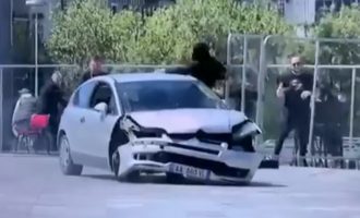 Incident në sheshin e Tiranës, një 22 vjeçar ndalon veturën që po lëvizte në drejtim të qytetarëve (VIDEO)