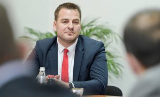 Armend Muja i kërkon falje publike punëtores së Kuvendit për sjelljen ndaj saj