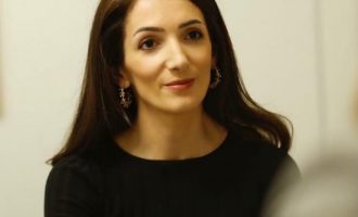 Nënkryetarja e LDK-së kritikon Kurtin se po merret me çështje të brendshme të Shqipërisë