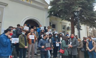 Nis protesta para Rektoratit për shkarkimin e Ardian Kastratit nga UP-ja