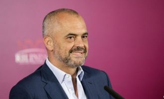 Edi Rama zbulon padashje shtatzëninë e moderatores shqiptare