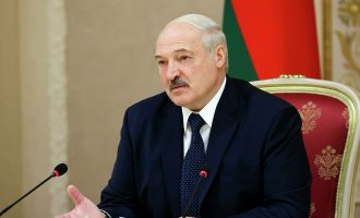 Lukashenko kërkon ndryshimin e ligjit në mënyrë që pushteti t’i kalojë djalit të tij në rast se presidenti rrëzohet nga detyra apo pushkatohet