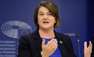 Udhëheqësja e Irlandës së Veriut Arlene Foster njofton dorëheqjen