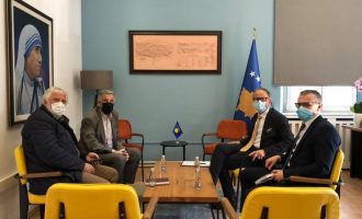 SBASHK-u kërkesë ministrit Vitia: Mësuesit të jenë prioritet për vaksinim