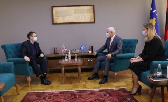 Ambasadori Abbott takohet me ministrin Sveçla