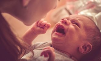 Prindërit e dërgojnë në spital foshnjën e sëmurë dhe e braktisin