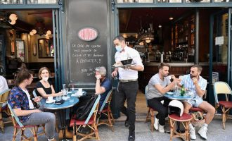 Franca nga 19 maji hap baret, restorantet dhe dyqanet