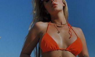 Era Istrefi publikon videon teksa vaksinohet kundër COVID-19