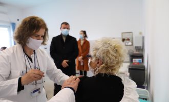 Fillon vaksinimi i personelit shëndetësor të Obiliqit