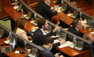 VV voton kundër rezolutës së PDK-së, Ismaili: Qeveria Kurti e konfirmoi se s’ka vullnet për bashkëpunim në sigurimin e vaksinave