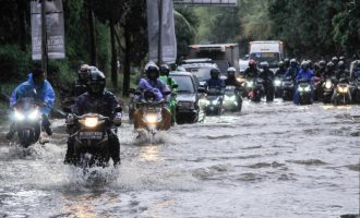 Së paku 44 persona kanë humbur jetën nga përmbytjet në Indonezi