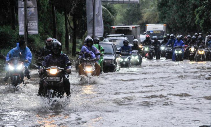 Së paku 44 persona kanë humbur jetën nga përmbytjet në Indonezi