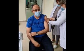 Lul Raka merr dozën e parë të vaksinës: Mjekët që frikësohen nga vaksina të kërkojnë profesion tjetër