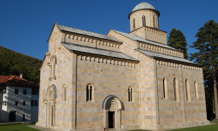 Kurti e Osmani letër “Europa Nostra”, argumentojnë pse Manastiri i Deçanit s’është i rrezikuar