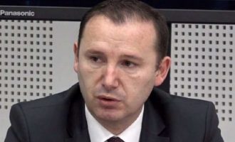 Zemaj: Në vend se të shpërbleheshin punëtorët shëndetësorë, iu shkurtuan shtesat