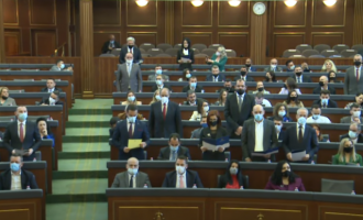 Betohen deputetët e rinj të Kuvendit dhe ata që munguan në seancën konstituive