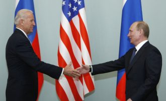 Biden kërkon nga Putin të de-përshkallëzojë tensionet në kufirin me Ukrainën