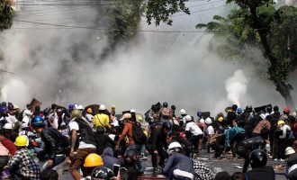 11 të vrarë në protestat e reja në Birmani
