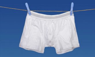 Shkencëtarët po groposin mijëra palë brekë në dhe – Pse?