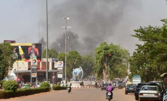 Njerëz të armatosur vrasin 18 persona në një sulm në Burkina Faso, detyrojnë shumë të tjerë të zhvendosen