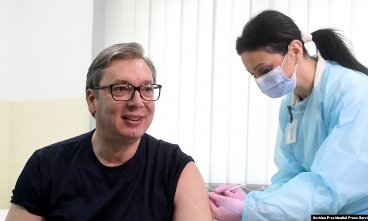 Vuçiq merr vaksinën kineze kundër COVID-19