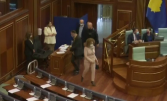 Deputetja e AAK-së shihet në Kuvend