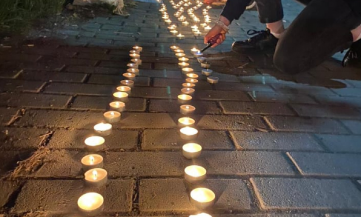Të rinjtë ndezin qirinj para Ministrisë së Shëndetësisë