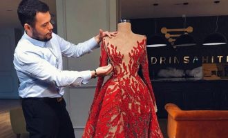 Valdrin Sahiti vaksinohet kundër COVID-19 në Shqipëri