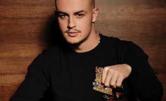 Don Xhoni sot feston ditëlindjen por dhurata është për ne