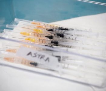 Danimarka do ndaloj vaksinën AstraZeneca, por shqyrton që të shpërndahen në vendet e varfëra
