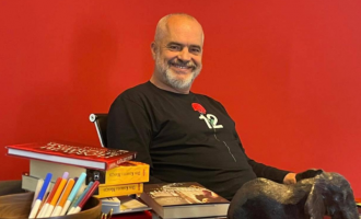 Edi Rama shpall fitoren, organizon festë në sheshin ‘Skënderbej’