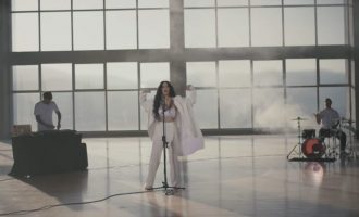 Kënga “Duro” e Dafina Zeqirit po arrin qëllimin e saj