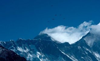 COVID-19 mbërrin majën – karantinohet një bazë në Malin Everest